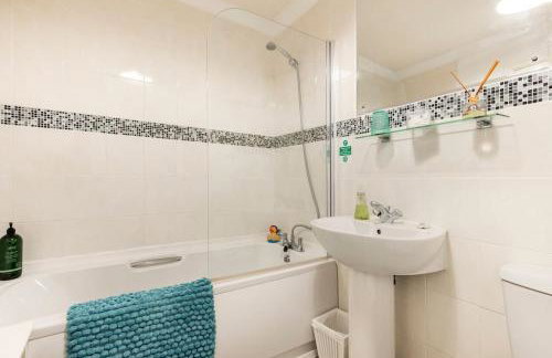 Modern 3 bedroom home *EVcharging* Garden, Parking - Photo 21