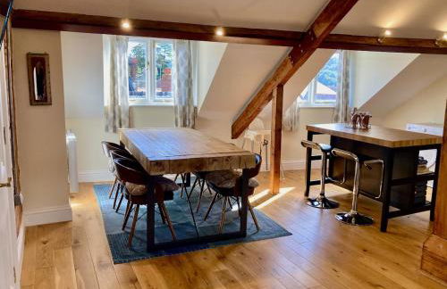 Windows over Stroud - 2BR Penthouse in Historic Building - Foto 16