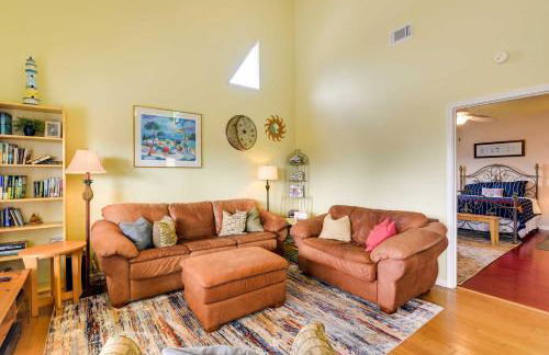 Walk to Crystal Beach! Family Retreat with Deck - Foto 2