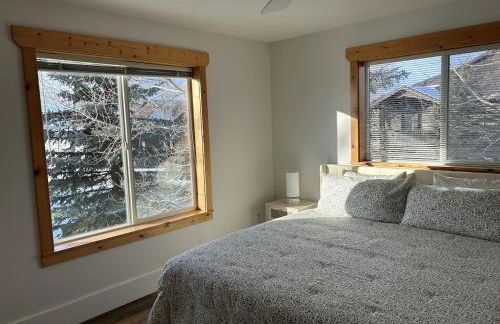 Spacious Modern Home with Game Room - Foto 39