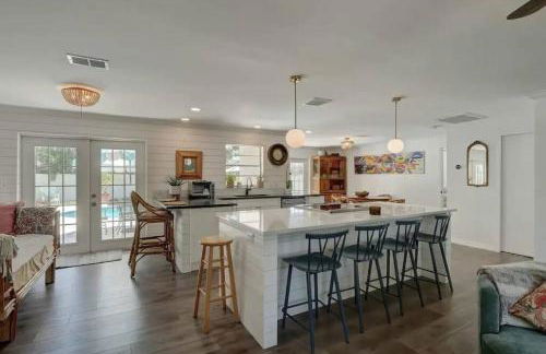 HIDDEN GEM - Family Friendly Pool Home -Welcome - Photo 9