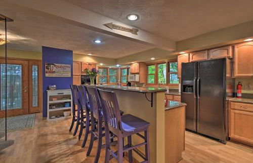 Spacious Lakehouse with Deck, Kayaks, and Dock! - Foto 9