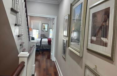 Classy Victorian Brownstone Subway Shopping - Photo 27