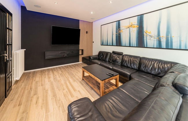 Mansion With Pool & Bar - Photo 13