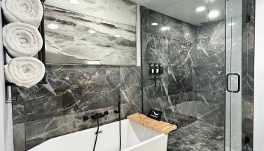 NEW! Private Lux Home Near Airport, Affordable AZ - Foto 2, towels, Shower