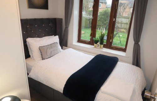 Cozy 3 Bedroom Home with Garden & Free Parking - Milton Keynes - Foto 5