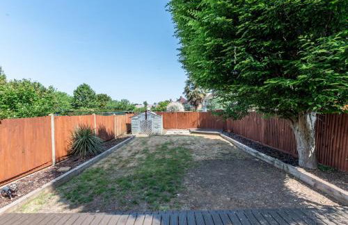 Pass the Keys Stunning Spacious Chessington Gem with Parking - Photo 43