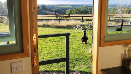 Cosy Off Grid Shepherds Hut with Wood Fired Hot Tub - Foto 5