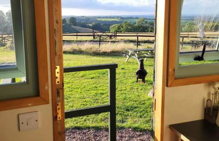 Cosy Off Grid Shepherds Hut with Wood Fired Hot Tub - Foto 6