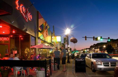 Super Cute & Cool Home with 65Inch TV 2Baths 4 Bedrooms 2King Beds BBQ Grill Fenced Backyard - Foto 19