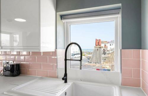 Stylish Apartment with Sea Views & Parking - Foto 9