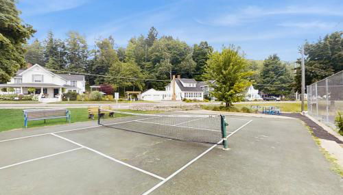 Steps to Crystal Lake! Group Getaway with Hot Tub - Foto 3