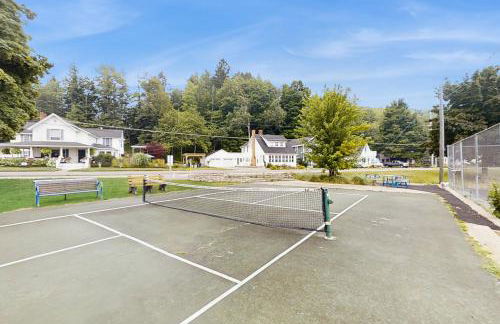 Steps to Crystal Lake! Group Getaway with Hot Tub - Foto 3