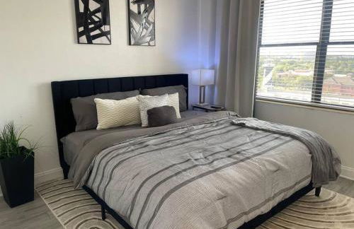 Luxe Skyrise Condo Downtown Jax - Foto 11