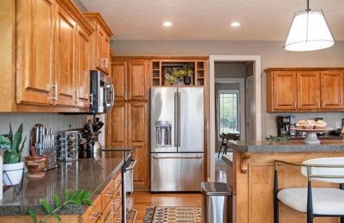 Stunning 5BR Villa Large Hot Tub & Scenic Yard - Foto 20