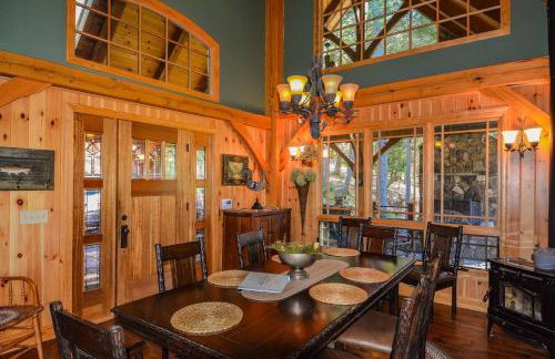 Luxury Riverfront Lodge - Sleeps 12, VIEWS, Fireplaces, Dogs OK - Photo 4