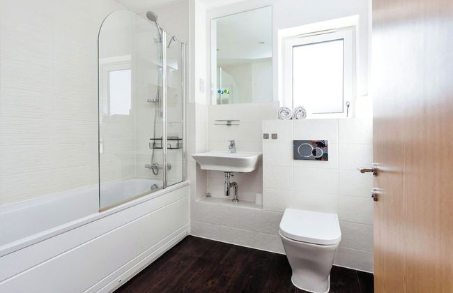 Luxurious 4 BH Home Near Willen Lake Ideal for Families & Business Stays! - Photo 7