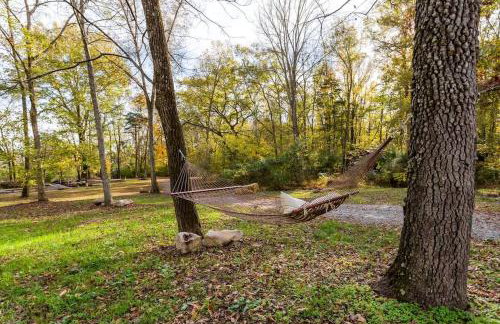 Hillbilly Chic Tiny House Near Nashville with WiFi, Kitchenette, Fire Pit & Trails - Foto 25