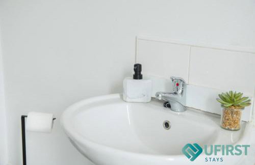 Bright 4 BR Home - Forest Fields - City Centre - Free Parking - WiFi - Close to Forest Rec - Sleeps 8 - Foto 17