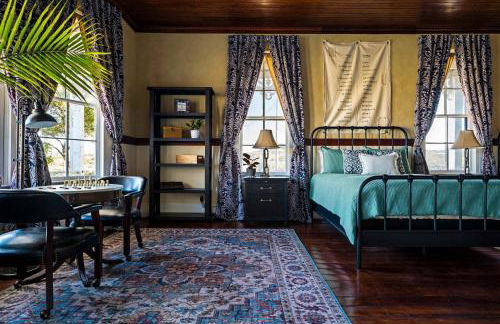 Kingsby Farmhouse - 1BR with 2 Queens & Mountain Views - Photo 15