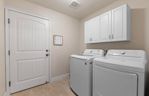 Fire Pit Getaway Shops and Dining 70in TV - Foto 33