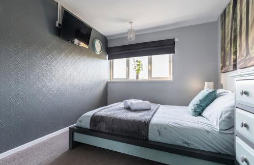 Clicketts - 3-Bedroom, Full Entire House, Sleeps 6 guests, Free wifi, Street Parking, Smart TV, Basildon, Essex London - Foto 39