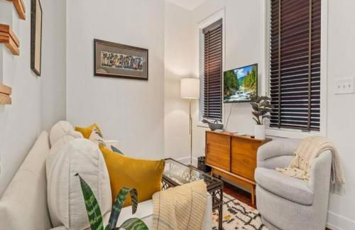 Bright & Modern Home with Patio - Foto 1