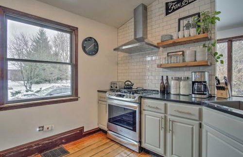 Historic Michigan Farmhouse with Grill and Fire Pit! - Foto 9