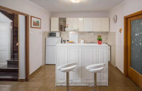 Amazing Home In Erzisce With Jacuzzi - Foto 19