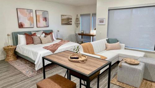 Downtown-King Bed-ADA Elevator-In Unit Laundry - Foto 2