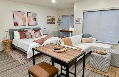 Downtown-King Bed-ADA Elevator-In Unit Laundry - Foto 2