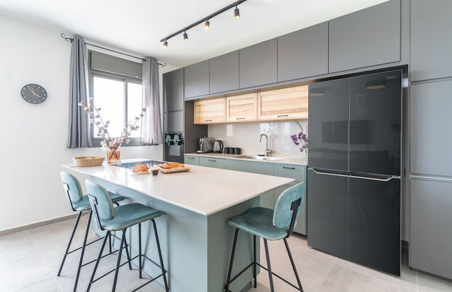 Sunlit Balcony & Coastal Charm by Sea N' Rent - Foto 15