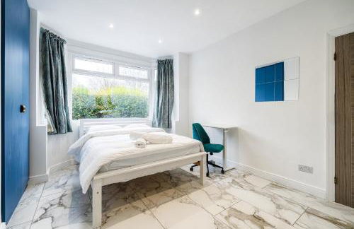 Luxurious 2 bedroom flat with parking and garden, 5 mins walk to train station and bus stop opposite property - Foto 1