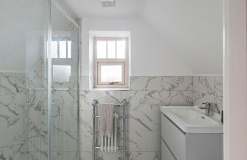 Stunning 5-bed Barn Conversion in Newark-on-Trent by Renzo, Beautiful Surroundings, Sleeps 10! - Foto 31