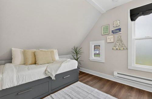 Warm and Inviting 3BR Craftsman with Big Kitchen - Foto 25