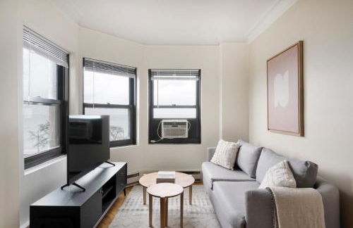 Gold Coast studio w doorman gym 2 blocks to L CHI-916 - Photo 1