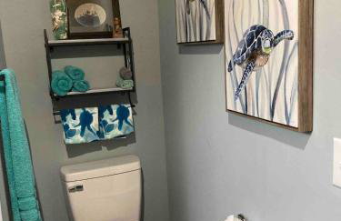 Tranquil Glamping near the Coast: Charming Rustic Cabin Rental in Midway, Georgia - Foto 17