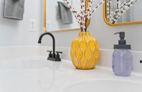 Modern & Homey 3BR Home, Remote Work Friendly, King Beds, Fast WiFi - Foto 48