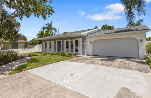 Relaxing Coastal Comfort - Heated Pool - Photo 5