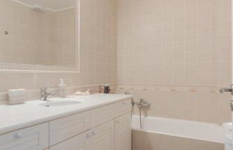 Beachfront Modern Apartment - Photo 12