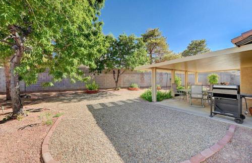 Cozy Getaway with King Bed, BBQ & Spacious Backyard - Photo 35