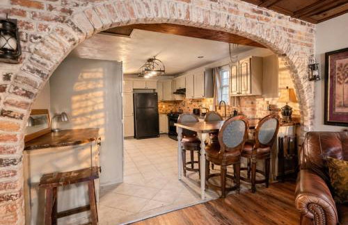 Romantic Colonial Hideaway in Historic Downtown - Pet Friendly - Foto 8