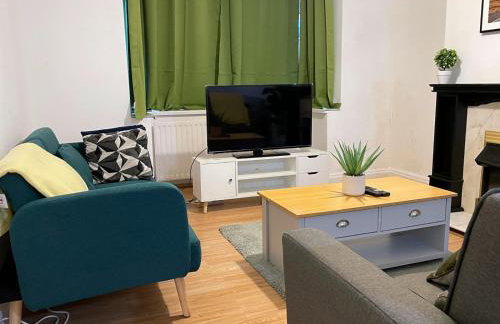 Lovely Spacious House Family & Contractor Friendly 3 Bedroom Near Leeds Centre Sleeps 8 - Foto 1