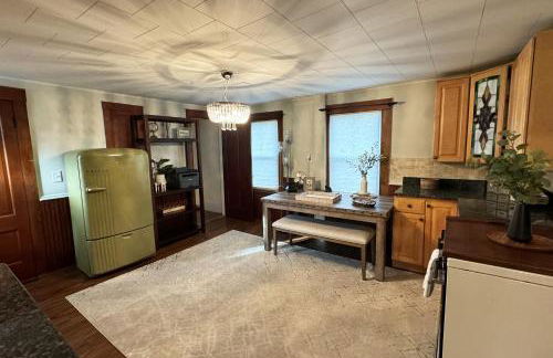 Large, Comfortable & Conveniently located Home - Foto 28