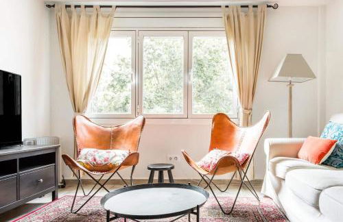 Charming Apartment With Vibrant Accents - Photo 2