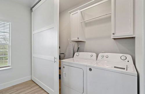 Gorgeous Home with Huge Private Pool and Game Room - Foto 28