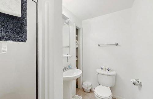 Steps to Crystal Lake! Group Getaway with Hot Tub - Foto 28