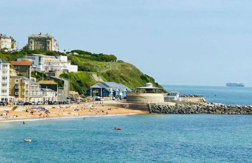 Relaxing private entrance ensuite room with stunning sea view and swimspa - Photo 32