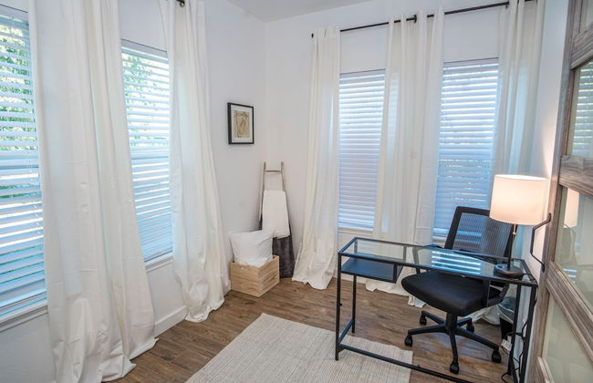 Huge Remodeled 5BR 4BA House Sleeps 20 Downtown - Photo 6