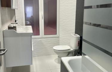 1 linea de playa puerto deportivo Vistas al mar recién reformado - Photo 10